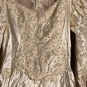 Wedding gown. Ivory. 8/10